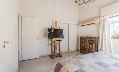 EN VENTA MIRAFLORES CASA SOBRE LOTE CENTRAL, JARDIN ,PILETA