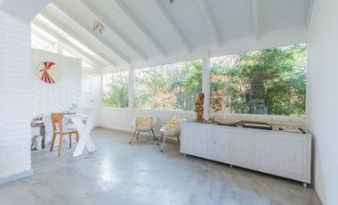 EN VENTA MIRAFLORES CASA SOBRE LOTE CENTRAL, JARDIN ,PILETA
