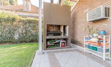 EN VENTA MIRAFLORES CASA SOBRE LOTE CENTRAL, JARDIN ,PILETA