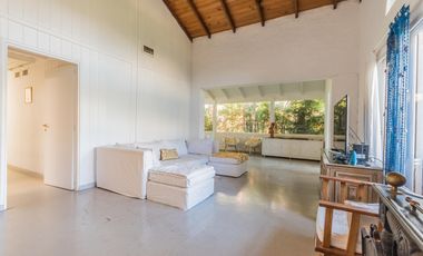 EN VENTA MIRAFLORES CASA SOBRE LOTE CENTRAL, JARDIN ,PILETA