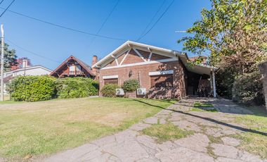EN VENTA MIRAFLORES CASA SOBRE LOTE CENTRAL, JARDIN ,PILETA