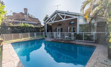 EN VENTA MIRAFLORES CASA SOBRE LOTE CENTRAL, JARDIN ,PILETA