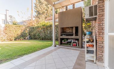 EN VENTA MIRAFLORES CASA SOBRE LOTE CENTRAL, JARDIN ,PILETA