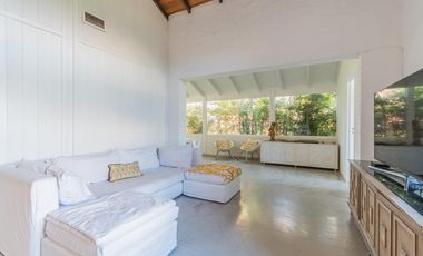 EN VENTA MIRAFLORES CASA SOBRE LOTE CENTRAL, JARDIN ,PILETA