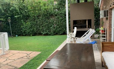EN VENTA MIRAFLORES CASA SOBRE LOTE CENTRAL, JARDIN ,PILETA