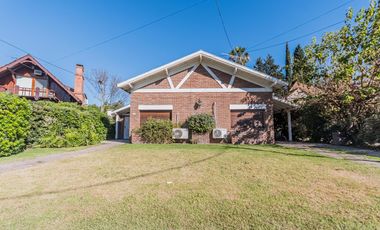 EN VENTA MIRAFLORES CASA SOBRE LOTE CENTRAL, JARDIN ,PILETA