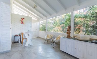 EN VENTA MIRAFLORES CASA SOBRE LOTE CENTRAL, JARDIN ,PILETA