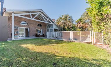EN VENTA MIRAFLORES CASA SOBRE LOTE CENTRAL, JARDIN ,PILETA