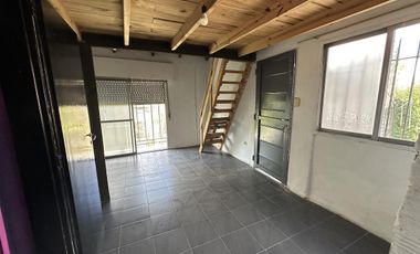 Departamento 2 ambientes en planta alta