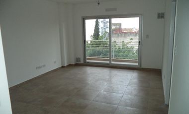 Excelente 2 AMB a estrenar con cochera semicubierta. - Banfield Este.-