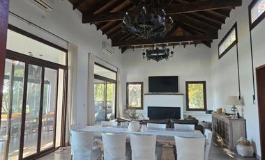 Casa en venta frente al lago | Barrio isla del Este, Tigre | Acepta permuta