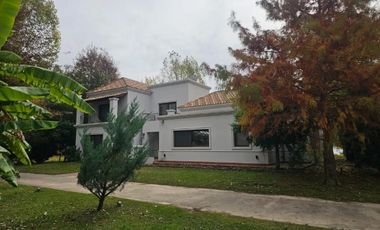 Casa en venta frente al lago | Barrio isla del Este, Tigre | Acepta permuta