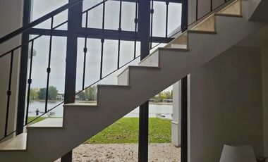 Casa en venta frente al lago | Barrio isla del Este, Tigre | Acepta permuta