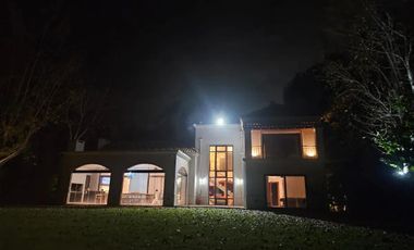 Casa en venta frente al lago | Barrio isla del Este, Tigre | Acepta permuta