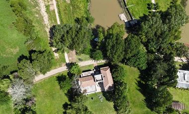 Casa en venta frente al lago | Barrio isla del Este, Tigre | Acepta permuta