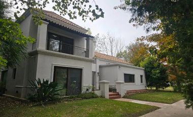 Casa en venta frente al lago | Barrio isla del Este, Tigre | Acepta permuta