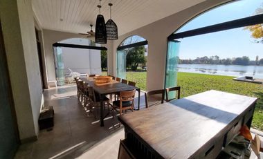 Casa en venta frente al lago | Barrio isla del Este, Tigre | Acepta permuta