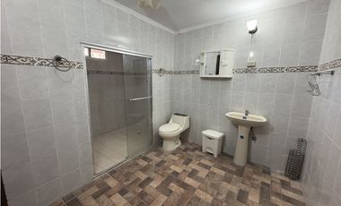 SE ALQUILA CASA CON PISCINA EN CHAME LAS LAJAS AMOBLADA