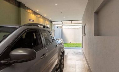 CASA DE 4 DORM, PATIO Y COCHERA. IMPECABLE.