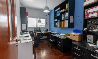 CASA DE 4 DORM, PATIO Y COCHERA. IMPECABLE.