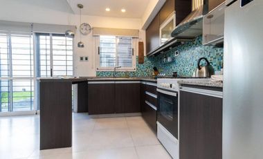 CASA DE 4 DORM, PATIO Y COCHERA. IMPECABLE.