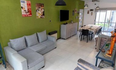 CASA DE 4 DORM, PATIO Y COCHERA. IMPECABLE.