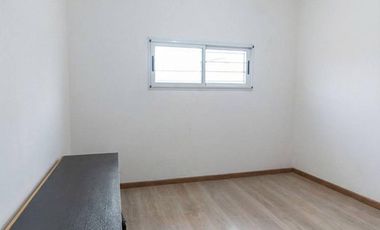 CASA DE 4 DORM, PATIO Y COCHERA. IMPECABLE.