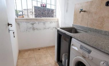 CASA DE 4 DORM, PATIO Y COCHERA. IMPECABLE.