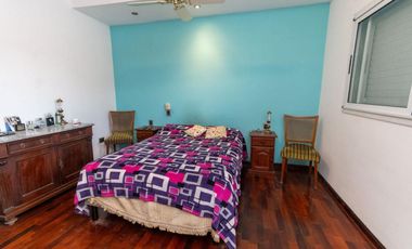 CASA DE 4 DORM, PATIO Y COCHERA. IMPECABLE.