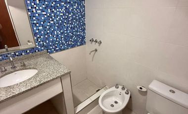 CASA DE 4 DORM, PATIO Y COCHERA. IMPECABLE.