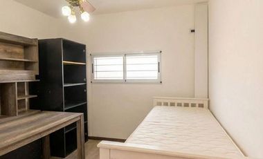 CASA DE 4 DORM, PATIO Y COCHERA. IMPECABLE.