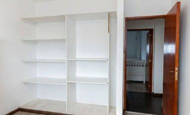 CASA DE 4 DORM, PATIO Y COCHERA. IMPECABLE.