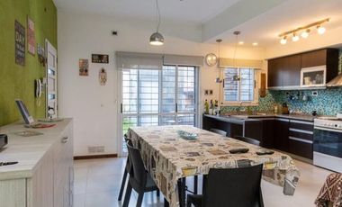 CASA DE 4 DORM, PATIO Y COCHERA. IMPECABLE.