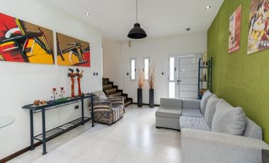 CASA DE 4 DORM, PATIO Y COCHERA. IMPECABLE.