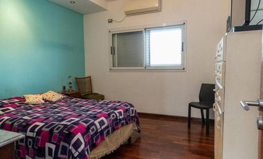 CASA DE 4 DORM, PATIO Y COCHERA. IMPECABLE.