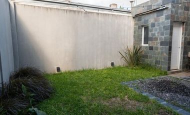 CASA DE 4 DORM, PATIO Y COCHERA. IMPECABLE.