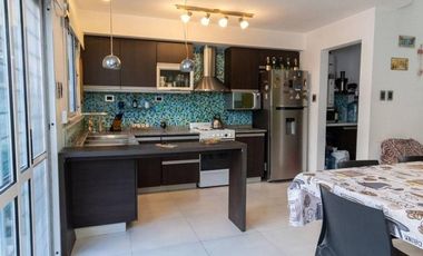 CASA DE 4 DORM, PATIO Y COCHERA. IMPECABLE.