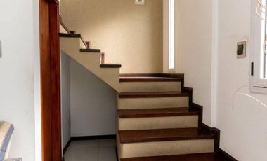 CASA DE 4 DORM, PATIO Y COCHERA. IMPECABLE.