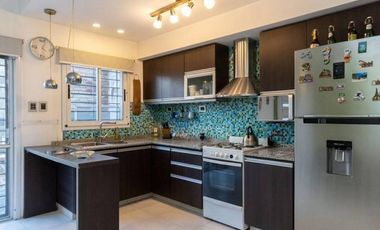 CASA DE 4 DORM, PATIO Y COCHERA. IMPECABLE.