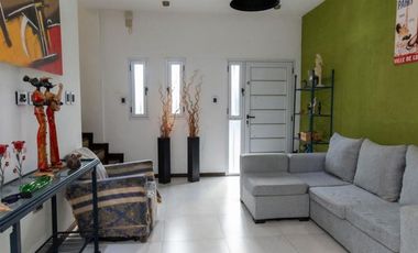 CASA DE 4 DORM, PATIO Y COCHERA. IMPECABLE.