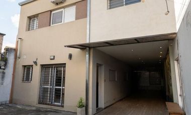 CASA DE 4 DORM, PATIO Y COCHERA. IMPECABLE.