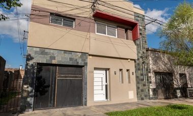 CASA DE 4 DORM, PATIO Y COCHERA. IMPECABLE.