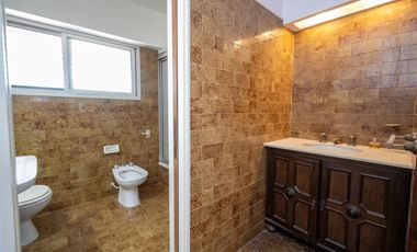 Casa de Categoría a 5 cuadras de BV Pellegrini.