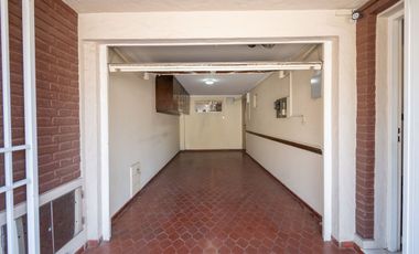 Casa de Categoría a 5 cuadras de BV Pellegrini.