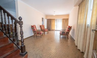 Casa de Categoría a 5 cuadras de BV Pellegrini.