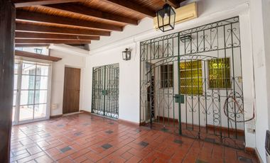 Casa de Categoría a 5 cuadras de BV Pellegrini.