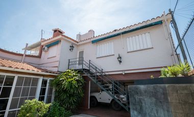 Casa de Categoría a 5 cuadras de BV Pellegrini.