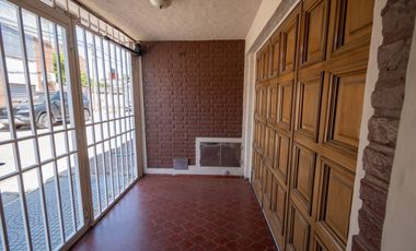 Casa de Categoría a 5 cuadras de BV Pellegrini.
