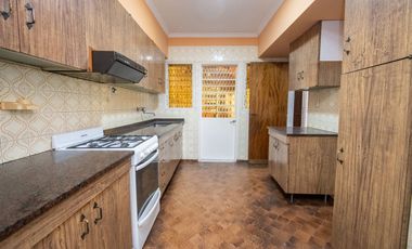 Casa de Categoría a 5 cuadras de BV Pellegrini.