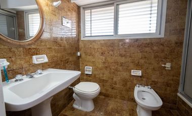 Casa de Categoría a 5 cuadras de BV Pellegrini.